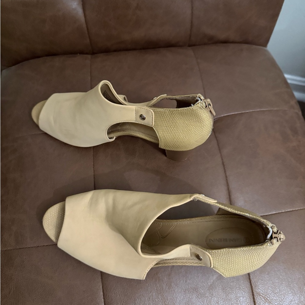 Giani Bernini Cream Heels with Peep-Toe Design